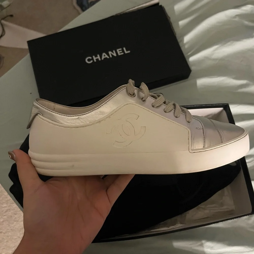 White low top Chanel sneakers - Picture 3 of 7